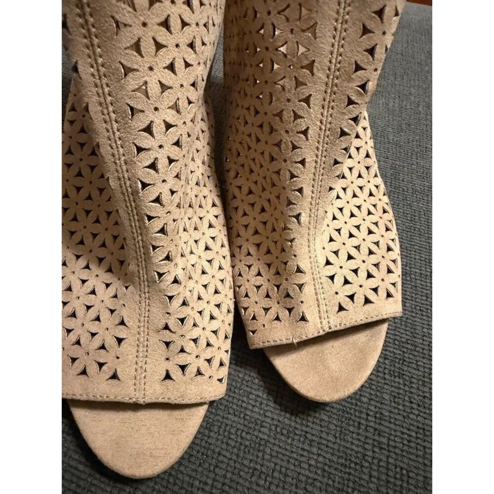 Beige Shoes - Picture 2 of 6